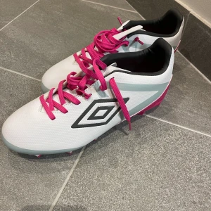 Fotbollsskor  - Helt nya fotbollsskor, fel storlek därför säljer jag de💕