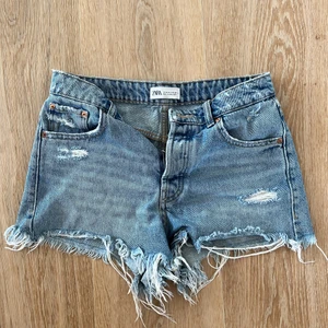Jeansshorts  - Sååå snygga jeansshorts från Zara som tyvärr blivit amning för små. Sitter lågmidjat. 