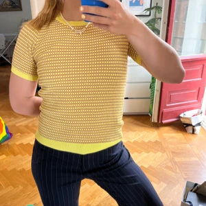 Mönstrad tröja från Zara - Säljer denna coola gula tröjan från zara i storlek S💛🕺🤟🏼 75kr + frakt