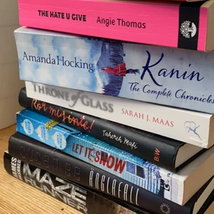 Böcker - Böcker!  Blandat med ”hardback” och ”paperback”. Blandat med engelska och svenska. Nästan nytt skick, inga anteckningar osv. Säljer helst alla i ett paket men går bra styckvis också❤️ styck eller paket 200kr för alla 