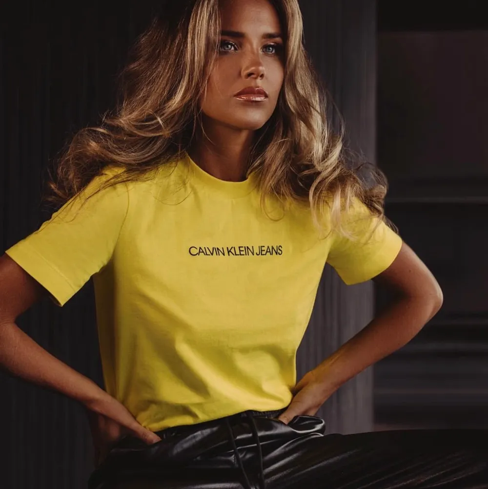 Gul Calvin Klein T-shirt i storlek xs. Köpt på Nelly för 349 kr. Använd 2 gånger så är i nyskick. 🥰. Toppar.