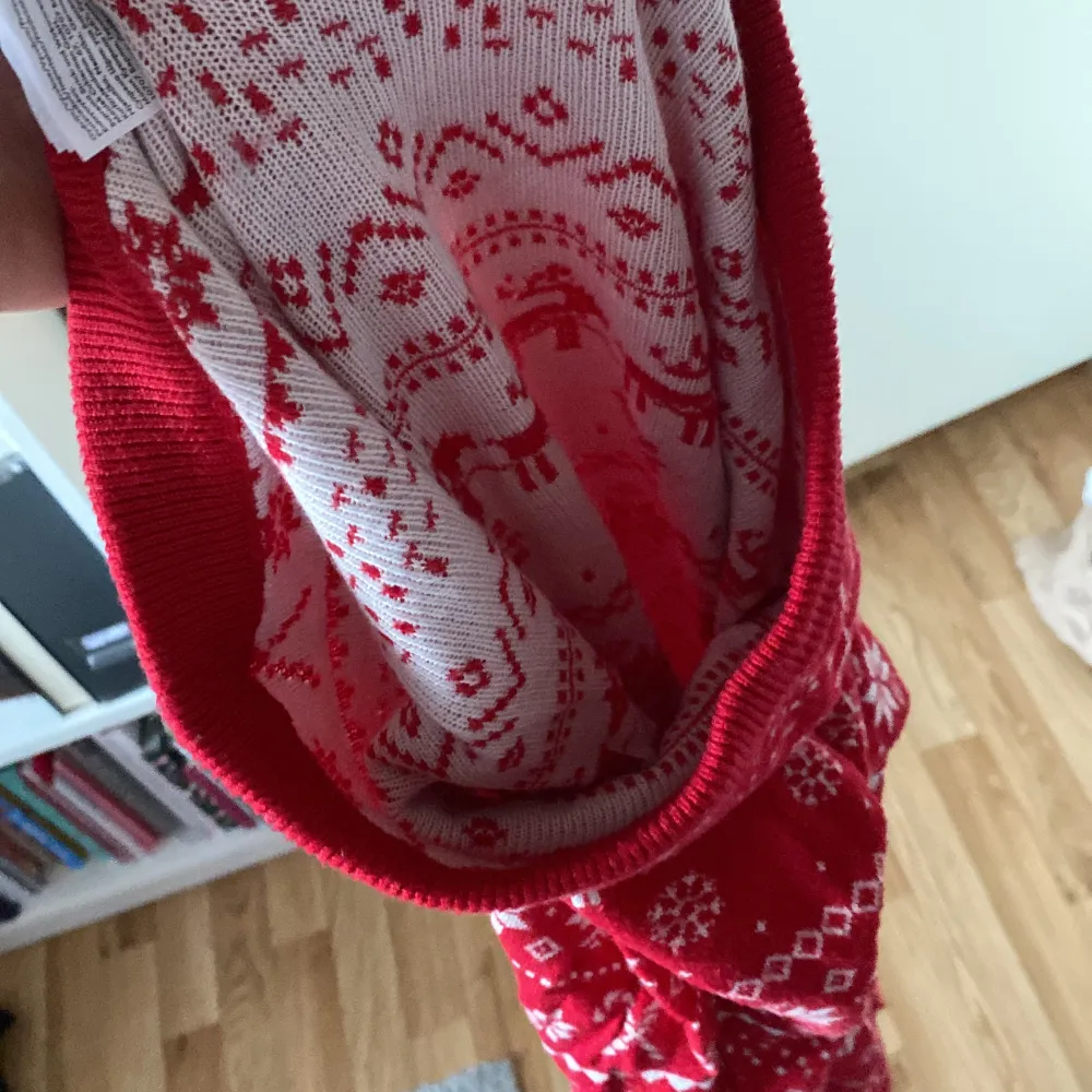 Säljer ett par typ jul tights med typ julmönster på. Verkligen JÄÄÄTTTEEEE stretchigt material❤️. Farkut & Housut.
