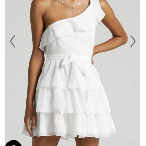 Klänning stl S - Superfin klänning från showpo! Perfekt till studenten! Det är storlek 40 men den är extremt liten i storlek så skulle säga att det är mer som en S/liten M. Helt ny med lappar kvar! Skicka pm för mer bilder. Jag kan gå ner i pris vid snabb affär!