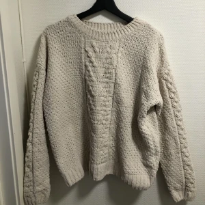 Mjuk och skön tröja  - Skulle gissa i strl S/M då lappar saknas. Väldigt skön tröja med fina detaljer!