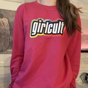 Rosa tröja - Knappt använd Rosa tröja från NA-KD  storlek s, lång i armarna på mig som är 174 Kan mötas upp och frakta.