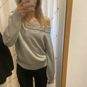 Grå stickad 💖 - Stickad tröja off shoulder från gina supersnygg