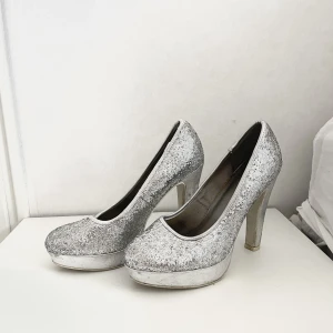 Glitter klackskor - -