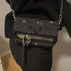 ZADIG VÄSKA  - Säljer min Zadig väska! Finns inga slitage på väskan då jag bara använt den ett få antal gånger. Köpte den för ungefär 5999. Väskan är såklart äkta!❤️