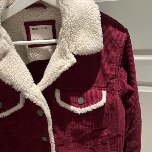 Jacka  - Säljer denna vinröda jacka från asos i stl. 8. I mycket bra skick! 