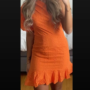 Orange klänning - ny skick, använd endast en gång köpt för 530
