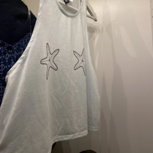 Söt linne med snäckor  - Säljer detta linnet köpt från hm för ett tag sen, passar bra till sommaren, speciellt med snöskorna. Om det behövs bilder på hur den sitter på är det bara att skicka ett meddelande :)