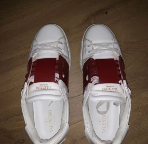 Valentino skor  - Hej säljer mina valentino skor 42.5  2366kr Fint skick som på bilden 