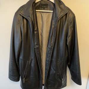 Skinnjacka - Svart oversize skinnjacka! Köpt på secondhand och i herrmodell, men funkar som unisex. Storlek M, passar som L.   Köparen står för frakt!