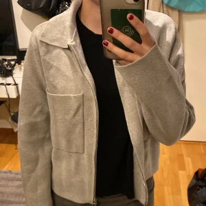 Grå kofta Åhlens - Säljer populära koftan från Åhléns i färgen grå. Knappt använd! Hör av er vid intresse ❤️