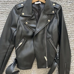 Skinnjacka - Säljer nu min fina skinnjacka. Använd enbart fåtal gånger och är i nyskick. Säljer då den inte kom till användning längre. Köparen står för frakten. Ingår INTE i priset. Köpte själv den för 600 kr och säljer didrekt för 300 kr eller överenskommelse i Dm.