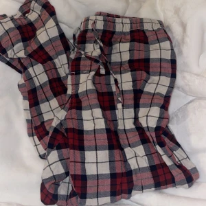 Pyjamasbyxor  - Säljer mina pyjamasbyxor då jag köpt nya, dom är i ganska bra skick utöver två små hål som går att laga snabbt! Dom är XL så bra i längd för nån som är mellan 160-170 och dom passar mig som brukar ha 38💗 