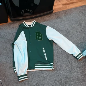 Pull and Bear varsity jacket - Jätte snygg vit/grön varsity jacket, nästan helt ny inga fläckar och 10/10 condition