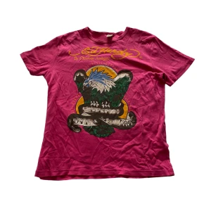 Ed Hardy tshirt - Äkta ed hardy tshirt, strl xxl men då tyget är tjockare stretch så blir den mer av en M-L, aldrig använd o alla rhinestones kvar