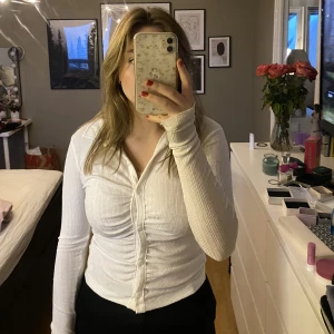 Skjort-topp från NA-KD  - Vit topp från NA-KD. Sparsamt använd men något nopprig på ryggen, inget som märks när man har den på sig dock