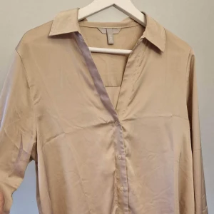 Silkesskjorta 🤎 - Silkesskjorta från H&M. Storlek M. Knappt använd. 