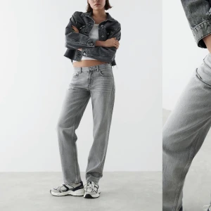 Low Waist Jeans - Säljer dessa grå low waist jeans från GinaTricot. Typ slut sålda över allt. Knappt använda då de är förstora för mig. Storlek 38, säljer för 400kr +frakt