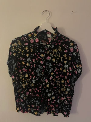 Blus - Skjort-blus från H&M. Använd 1 gång.  Ny-skick. 