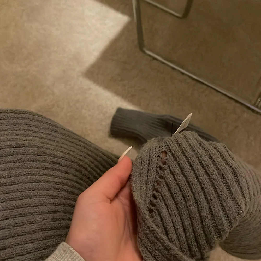 Säljer denna gråa stickade tröjan som är i två delar. Har ändast använt den 2 gånger och den är som ny. Säljer den eftersom att jag aldrig använder den🥰🥰  Skriv privat för egna bilder . Stickat.
