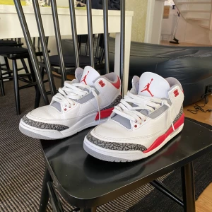 Jordan 3 fire red - Ett par Jordan 3 fire red i bra  skick. De är köpta från appen Snkrs och boxen samt original box och tagg finns.