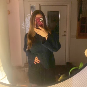 mysig mörkblå tröja - Mysig mörkblå tröja💖 vid tröjarmen sitter tyget lite lösare, tröjan kommer från mbym och är i en storlek S/M 💕 