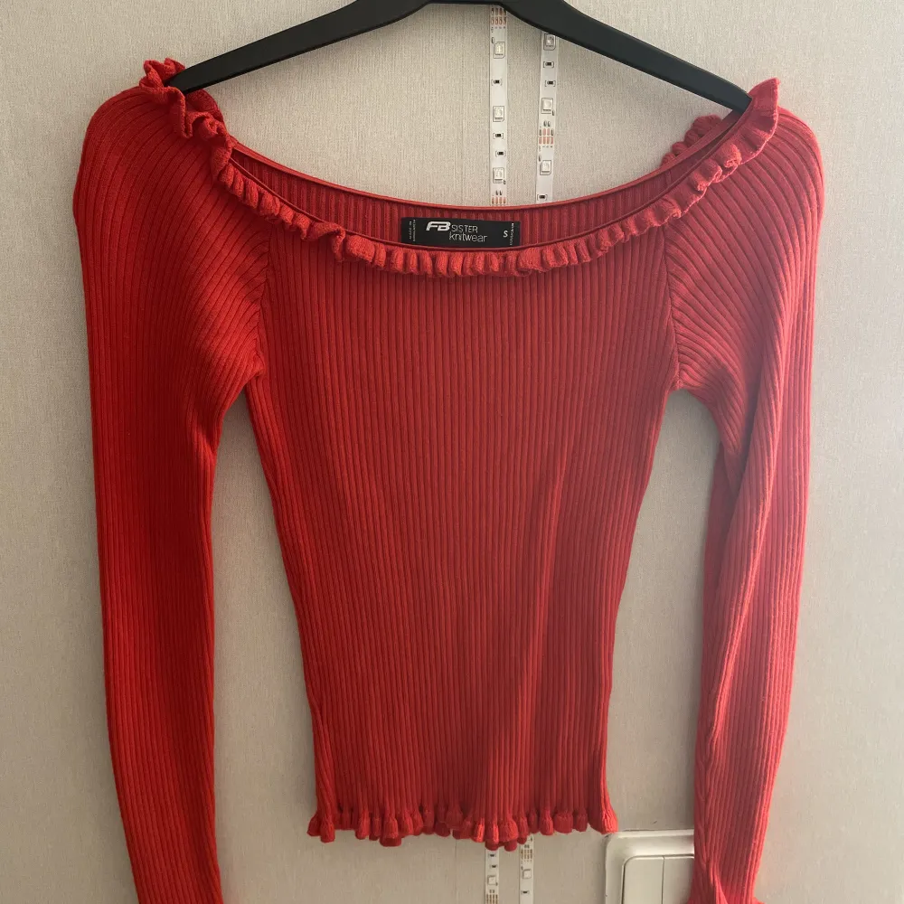 Röd offshoulder tröja från New Yorker i storlek 36. Använd ett fåtal gånger, fint skick. Köparen står för frakten! 💞. Toppar.