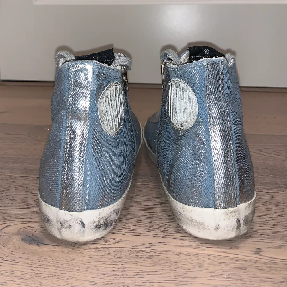 Säljer dessa high-tops Golden Goose sneakers. Modell ”Francy”, färgen är ljusblå/denim med silver metallic lack. Storlek 39. De är äkthets verifierade. Köparen står för frakten annars kan jag mötas upp i Stockholm😊. Skor.