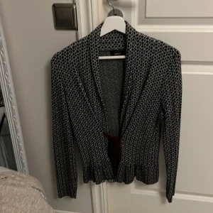 Kofta - Mönstrad kofta med knytkalas framtill