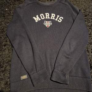 Stilren stickad Morris tröja inköpt för ca 1 år sedan, använd fåtal gånger. Inga defekter vad jag kan se. Storlek L