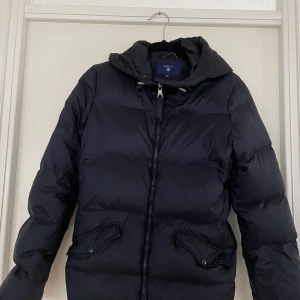 Puffer jacket  - Marinblå puffer jacket ifrån GANT.