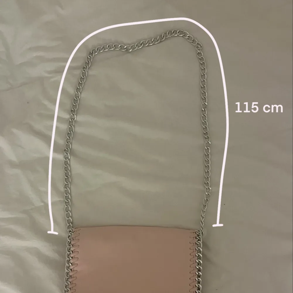 En ljusrosa väska från Tiamo som är 20cm gånger 28cm 💕 Kedjan runt axeln är 115cm, men man kan förkorta den till 65cm (som visas på bilderna) Nypris 500kr, väldigt bra skick, köparen står för frakt 📦. Väskor.