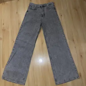 Jeans från stradivarius. Ljusgrå, långa, vida, högmidjade.