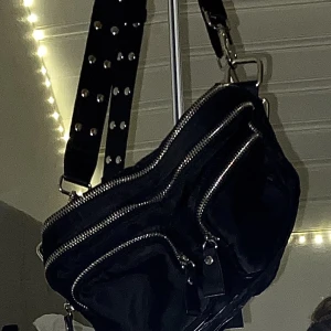 Väska - Väska från Gina tricot köpt för några år sedan. Två stora fack och 2 små på framsidan. Dragkedjor till alla fack så att inget trillar ut!❤️