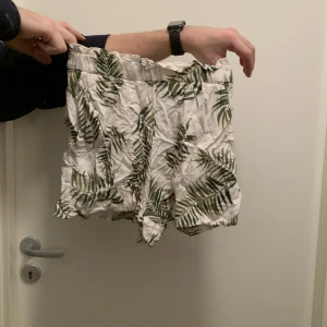 Short med bladmönster - Oanvända, mycket stretch 