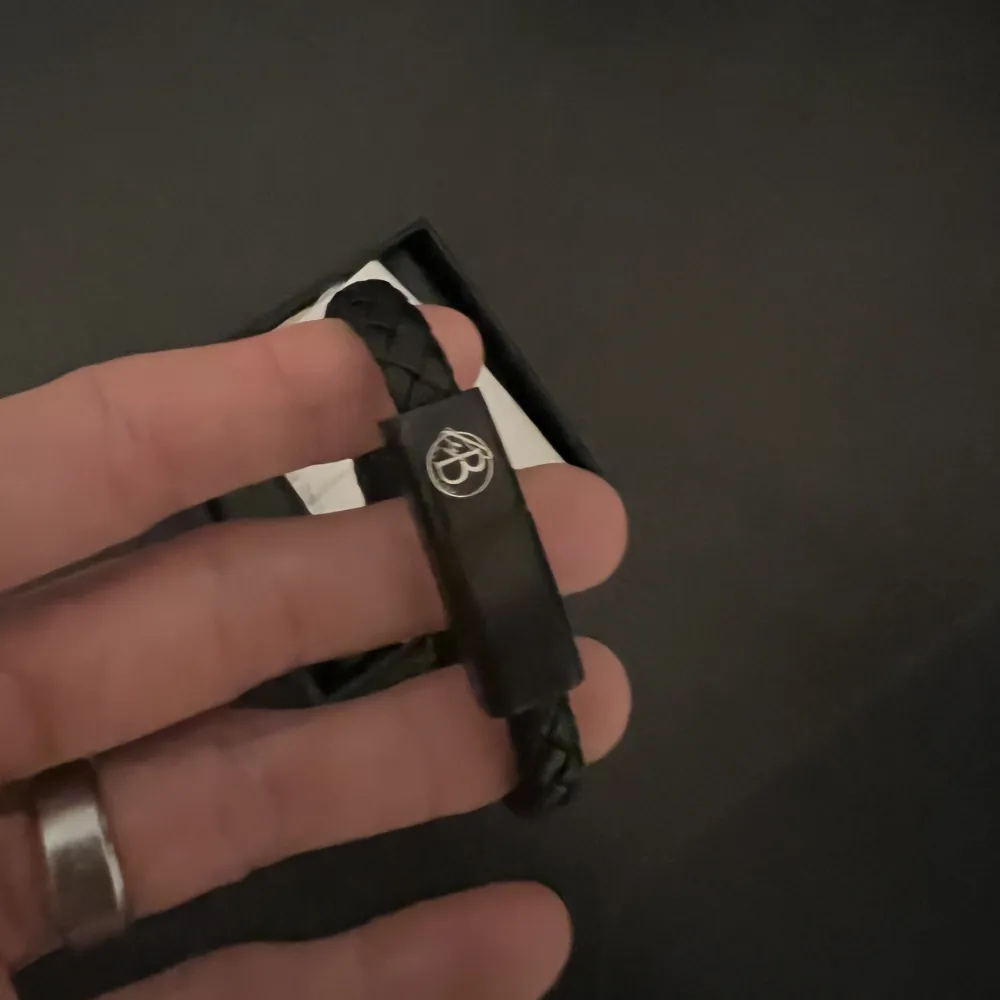 Armbandet är helt nytt det är även en inbyggd laddare i armbandet som man kopplar in i ett USB intag och kan ladda din iPhone, storlek:20cm, pris:200kr frakt:66kr!. Accessoarer.