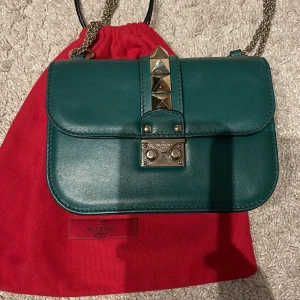 Valentino väska  - Intressekoll - på denna super fina väska från Valentino, går ej att få tag på längre! Super fint skick, dustbag medföljer.