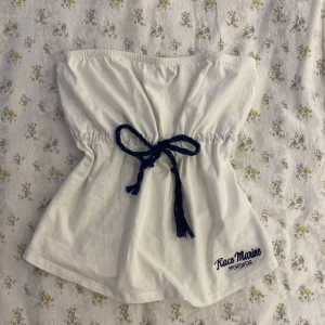 Bandeautopp med knytning - Söt bandeautopp med knytning i midjan från Race Marine😌 Passar storlek xs/s. Resorband som håller den på plats. Skriv privat vid intresse💗