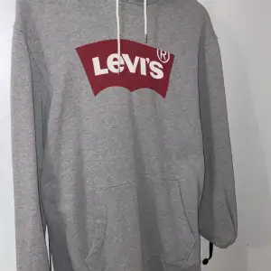 Levis hoodie som knappt är använd så i jätte bra skick Storlek M Nypris 750