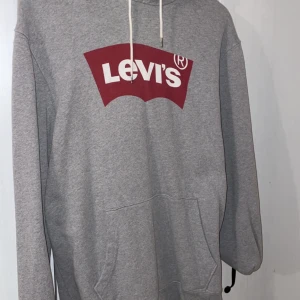 Levis Hoodie - Levis hoodie som knappt är använd så i jätte bra skick Storlek M Nypris 750