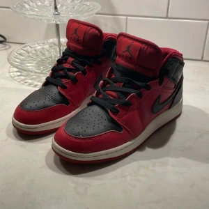Jordan 1 mid - Säljer min sons Jordans då de efter bara några månader växts ur. Köpte dem nya från Kicks n Stuff. Kvitto finns. Bra skick!