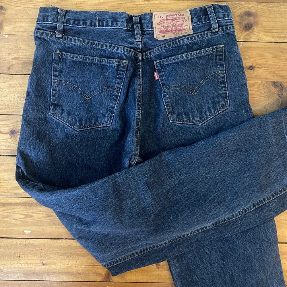 Skit najs levis i populära modellen 501, 💓 Bra skick och sitter najs baggy på mig med storlek 38💓. Jeans & Byxor.