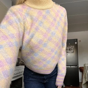 Stickad tröja - Helt ny stickad tröja fårn zara som är ett riktigt statement plagg! Strl M❤️detaljer med stjärnor på axlarna!🧡 varm & gosig. Superfin till volangkjol! Den är lite fluffig i tyget & inte nopprig! Nypris är över 400’kr!