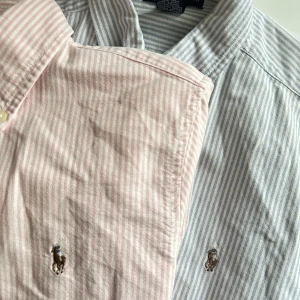 Ralph lauren - Säljer mina två helt oanvändna skjortor från Ralph lauren, nypris 1500 säljer en för 800 och båda tillsammans för 2200. ❤️