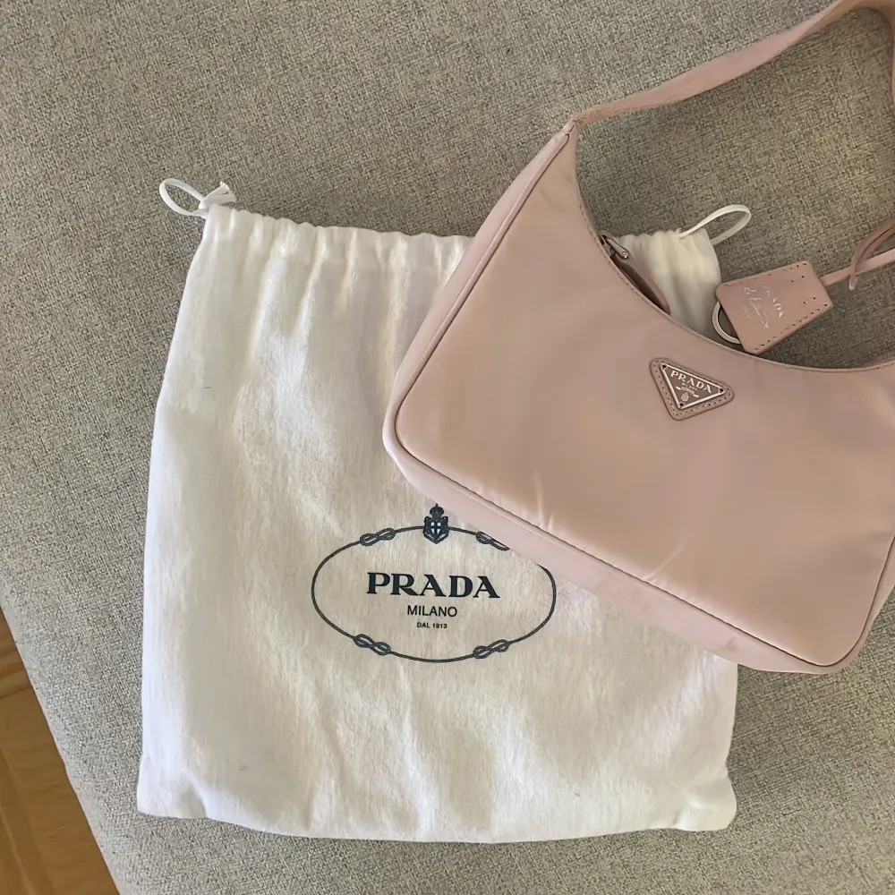 Intressekoll. Skriv vid intresse. En äkta Prada väska Prada re-edition 2000  Finns kvitto och påse  Bara seriösa bud! Den e äkta . Accessoarer.