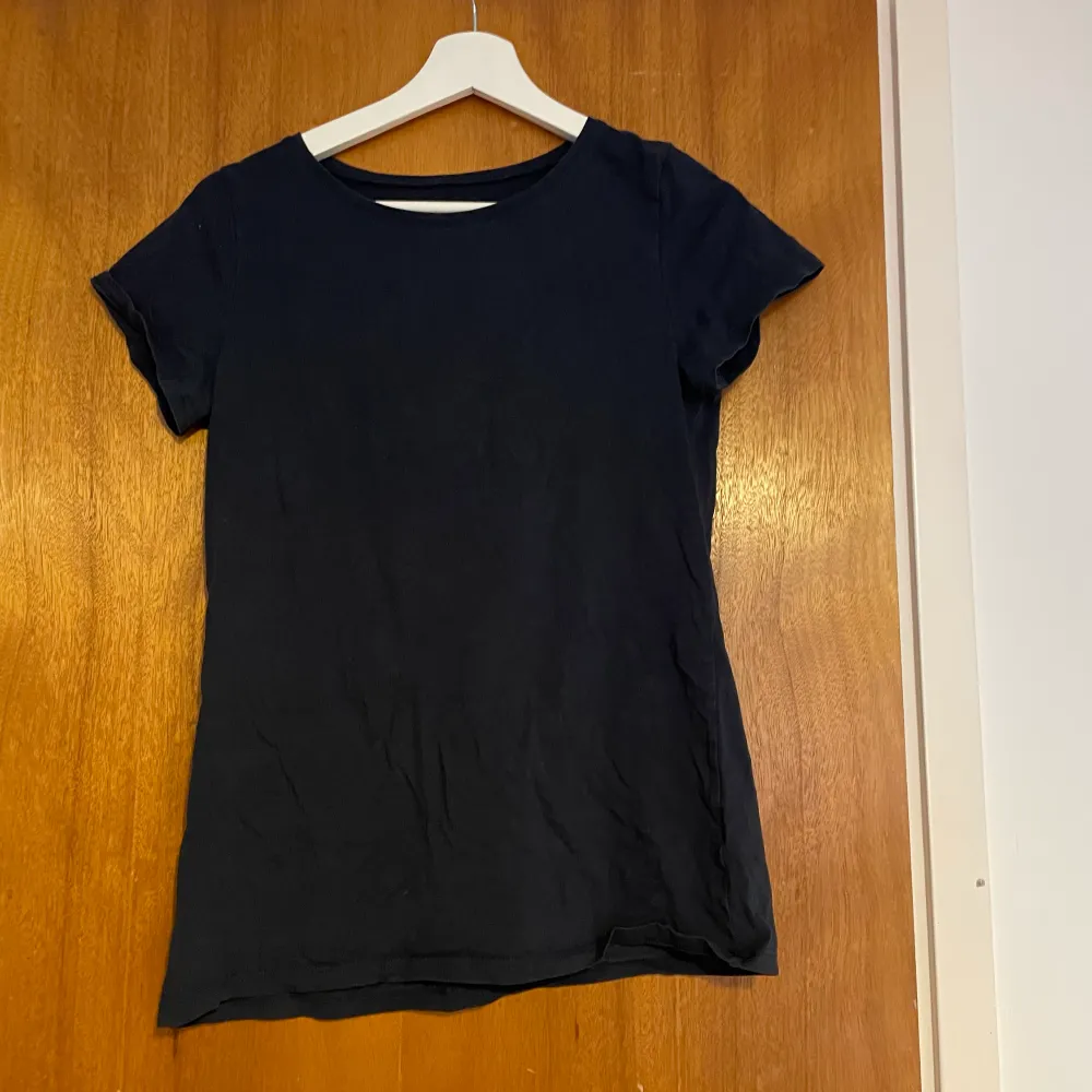 Köpt 2017 på Kappahl, använd ett fåtal gånger. Perfekt basplagg till din garderob. I ringad och tvättas i 40 grader.. T-shirts.