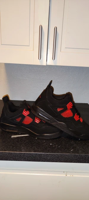 Jordan 4 red thunder - Storlek 43, Har köpt den för 1 vecka sedan och den passade inte mig, skorn är helt nytt, Den är inte äkta 